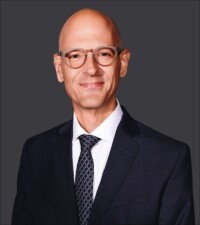 meet the doctors 8 LUIS E FERNÁNDEZ DE CASTRO, M.D.
